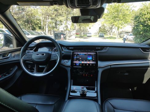 Certified 2025 Jeep Grand Cherokee Limited AWD/4WD image 5