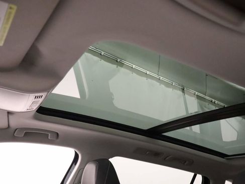 Used 2023 Volkswagen Tiguan SE w/ Panoramic Sunroof Package image 18