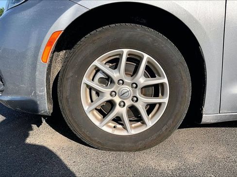 Used 2021 Chrysler Pacifica Touring-L FWD image 2