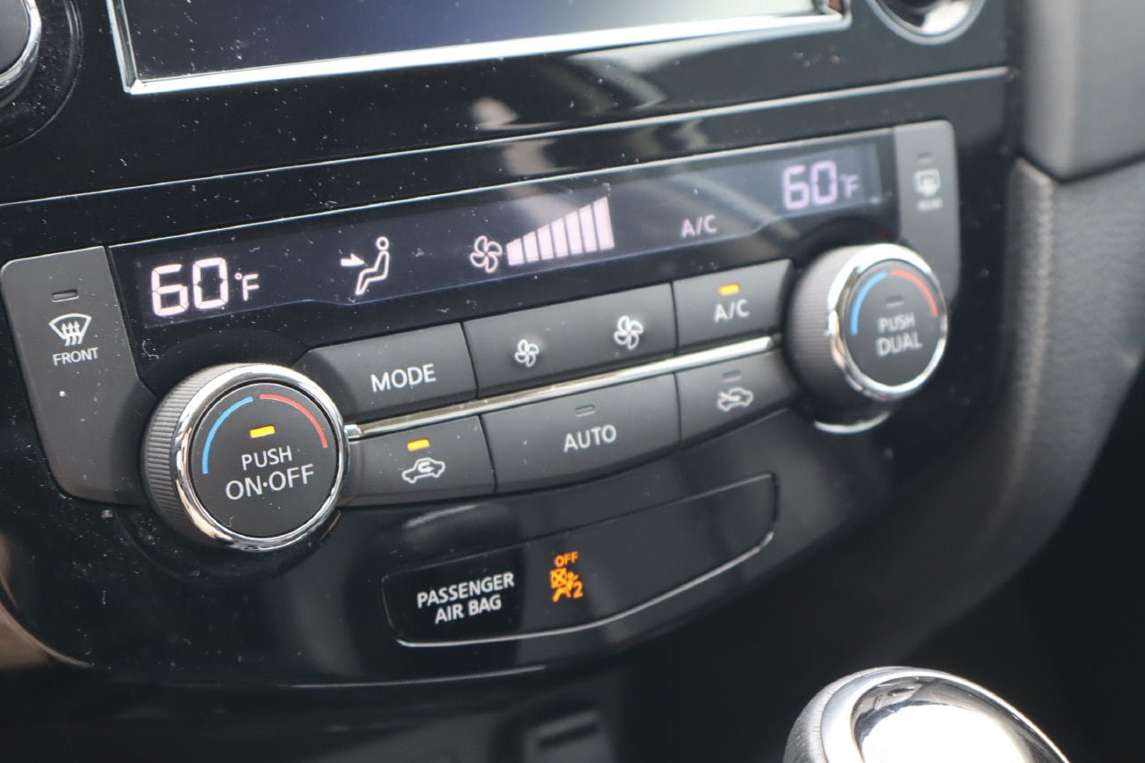 Used 2018 Nissan Rogue SL w/ Premium Package FWD image 24