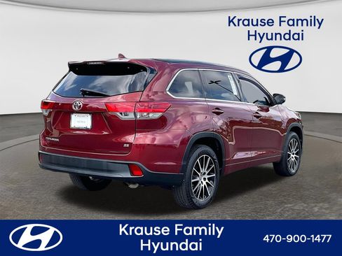 Used 2018 Toyota Highlander SE FWD image 6