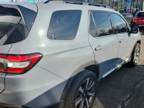Used 2024 Honda Pilot Touring image 3
