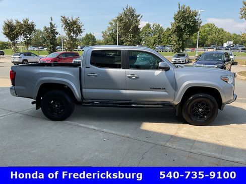 Used 2019 Toyota Tacoma SR5 w/ Four Season Floor Mat Package AWD/4WD image 7