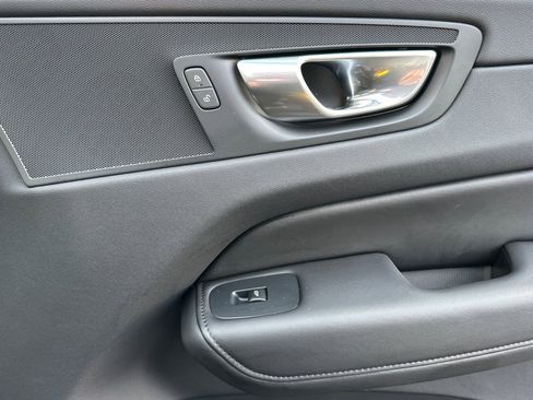 Used 2025 Volvo XC60 B5 Plus image 18