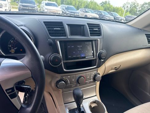 Used 2013 Toyota Highlander FWD image 10