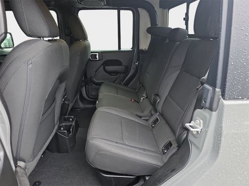 Used 2022 Jeep Gladiator Willys image 16