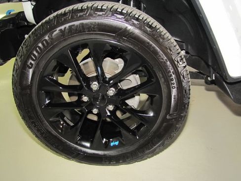Used 2022 Jeep Wrangler Unlimited Sahara w/ Cold Weather Group AWD/4WD image 26