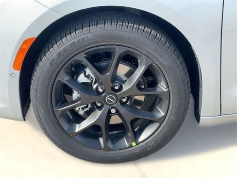 New 2026 Chrysler Pacifica Select image 11