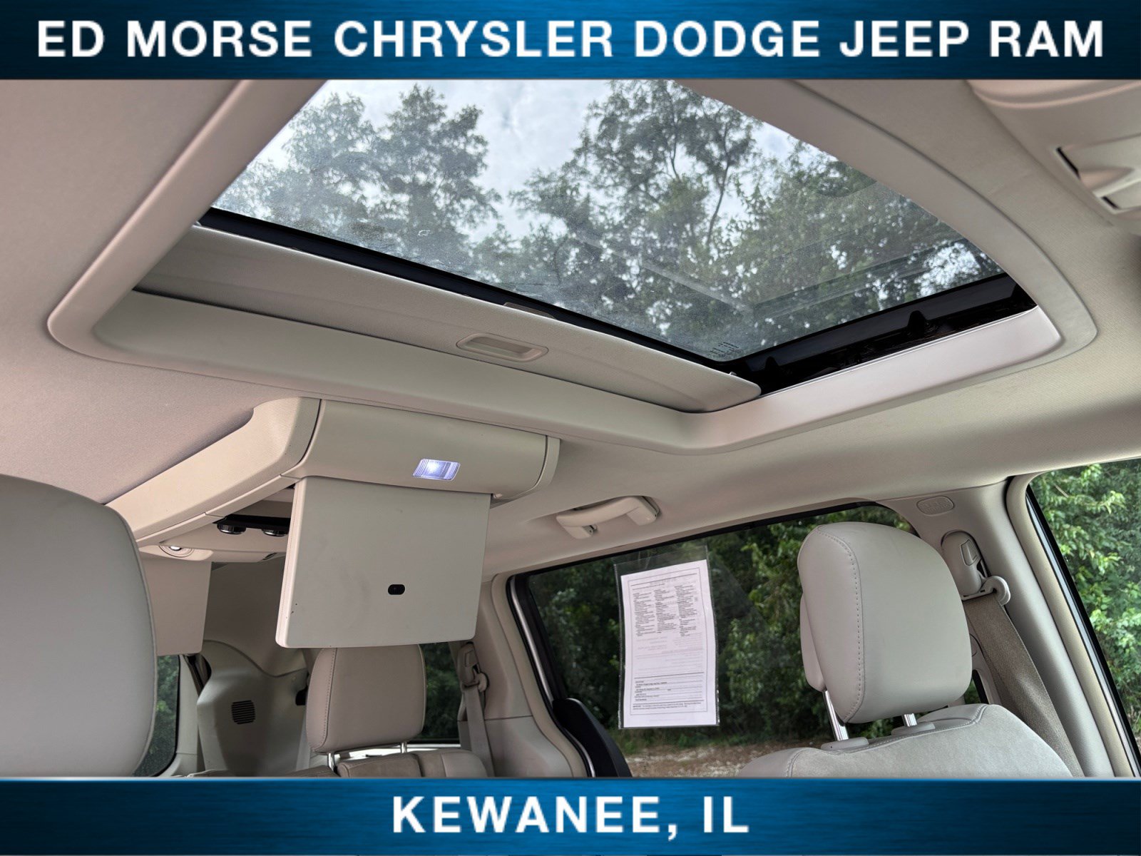 Used 2016 Chrysler Town & Country Limited Platinum FWD image 16