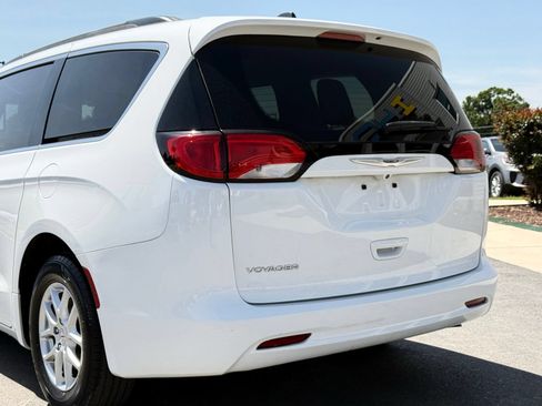 Used 2021 Chrysler Voyager Lxi FWD image 5