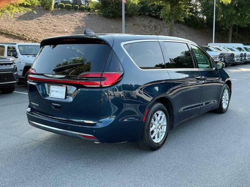 Used 2023 Chrysler Pacifica Touring-L FWD image 5