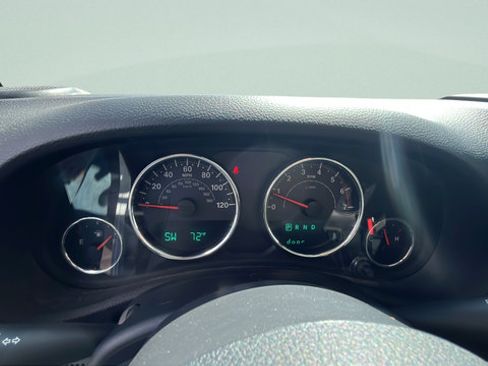 Used 2018 Jeep Wrangler Unlimited Sahara AWD/4WD image 13