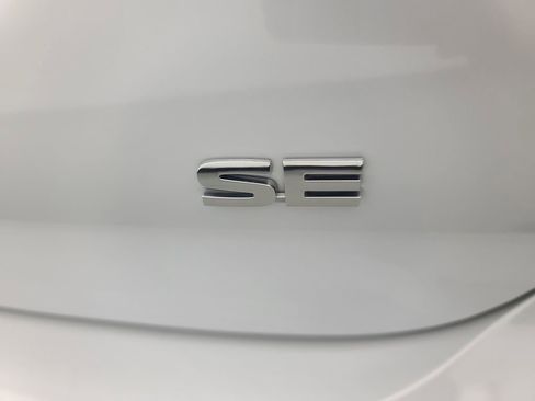 Used 2025 Mitsubishi Outlander SE image 12