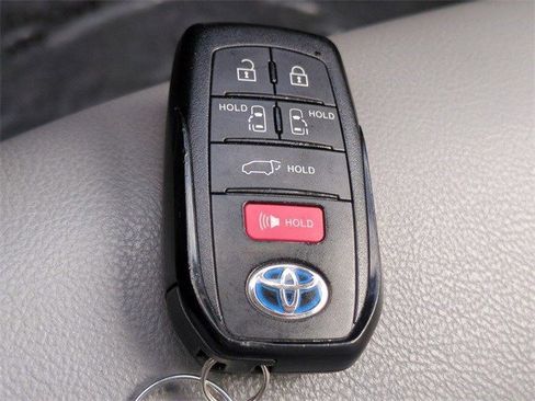Used 2022 Toyota Sienna XLE image 30