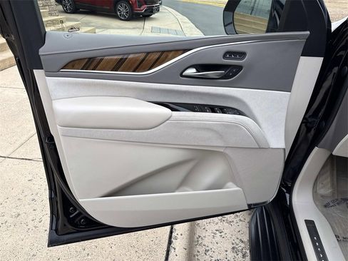 Used 2022 Cadillac Escalade ESV Premium Luxury Platinum image 15