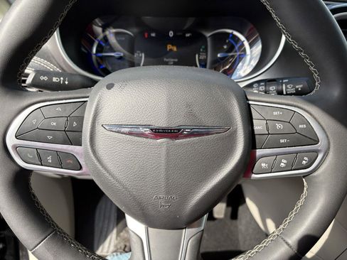 Used 2023 Chrysler Pacifica Touring-L FWD image 19