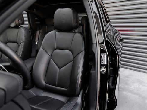 Certified 2026 Porsche Macan AWD/4WD image 5