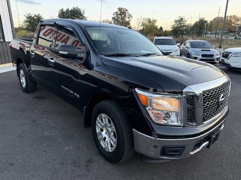 Used 2018 Nissan Titan SV w/ SV Convenience Package image 5