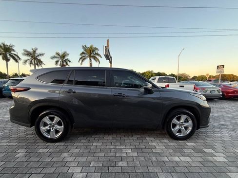 Used 2024 Toyota Highlander LE image 11