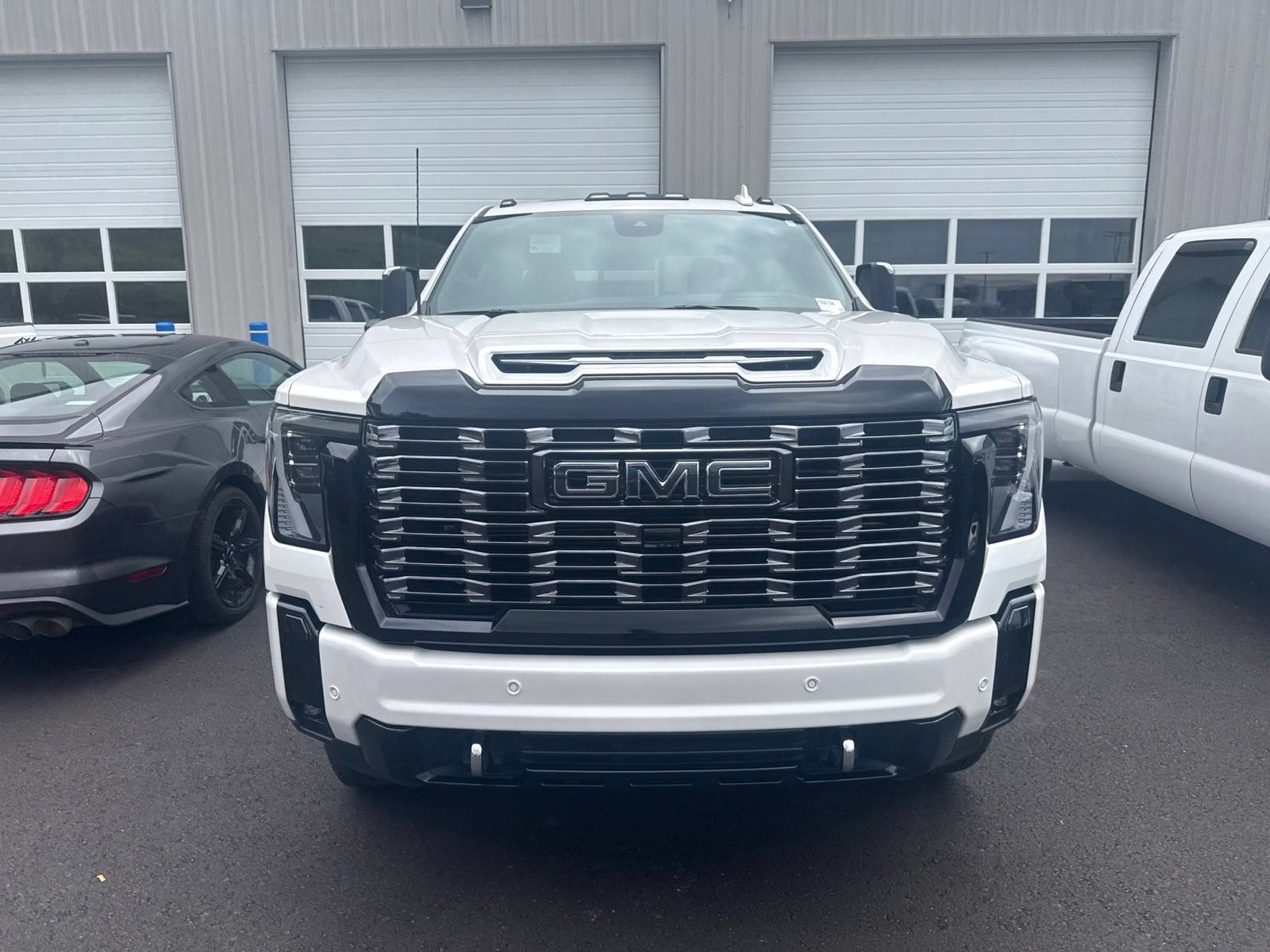 Used 2025 GMC Sierra 2500 Denali Ultimate w/ Max Trailering Package AWD/4WD image 2