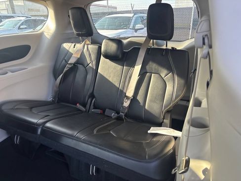 Used 2024 Chrysler Pacifica Touring-L FWD image 13