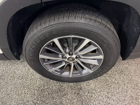 Used 2019 Toyota Highlander XLE image 14