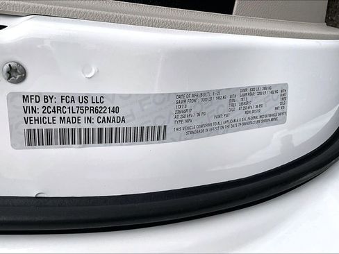 Used 2023 Chrysler Pacifica Touring-L image 35