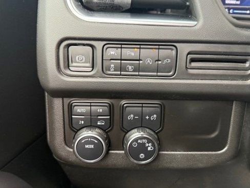 Used 2022 Chevrolet Suburban RST w/ Luxury Package image 12