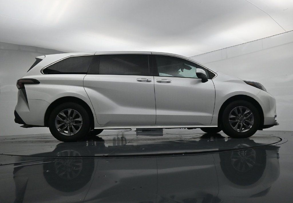 Used 2024 Toyota Sienna XLE FWD image 24