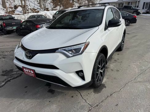 Used 2018 Toyota RAV4 SE image 1