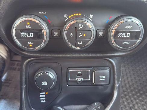 Used 2017 Jeep Renegade Latitude w/ Popular Equipment Group image 19