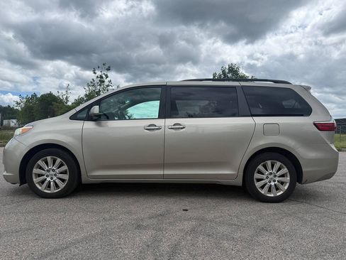 Used 2015 Toyota Sienna XLE AWD/4WD image 2