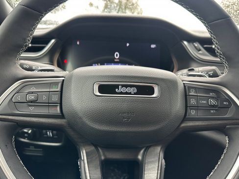 Used 2024 Jeep Grand Cherokee Limited w/ Luxury Tech Group II image 30