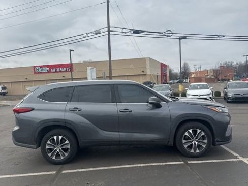 Used 2020 Toyota Highlander XLE image 11