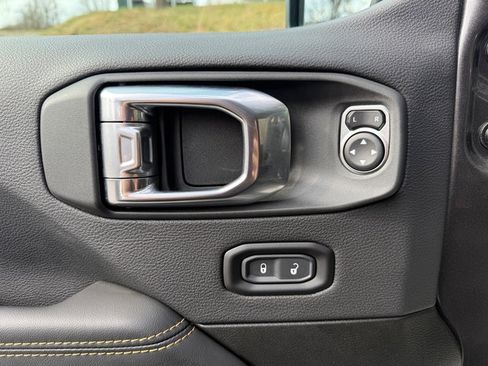 Used 2025 Jeep Gladiator Sport image 17