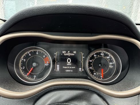 Used 2018 Jeep Cherokee Latitude w/ Cold Weather Group FWD image 7