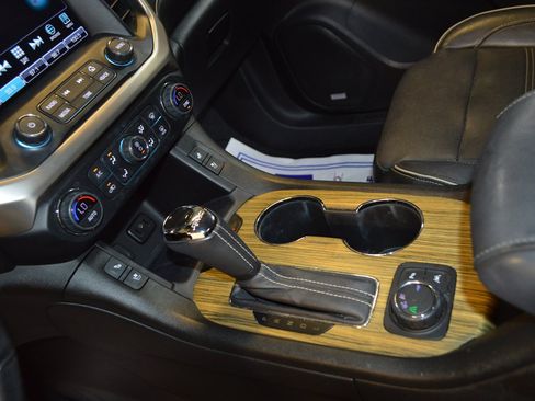 Used 2019 GMC Acadia Denali w/ Technology Package FWD image 20