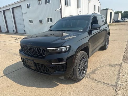 Used 2025 Jeep Grand Cherokee Summit AWD/4WD image 5