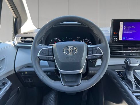 Used 2026 Toyota Sienna XLE FWD image 13