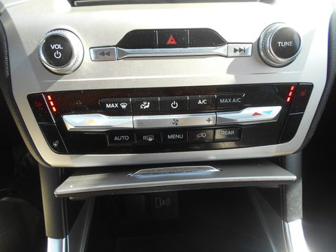 Used 2020 Ford Explorer XLT w/ Equipment Group 202A image 14