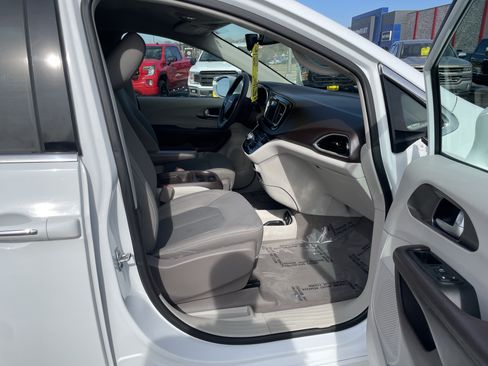 Used 2018 Chrysler Pacifica Touring Plus FWD image 28
