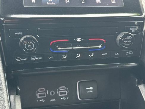 Used 2023 Jeep Grand Cherokee L Laredo image 24