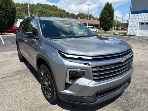 Used 2025 Chevrolet Traverse LT w/ Sun and Wheel Package FWD image 7