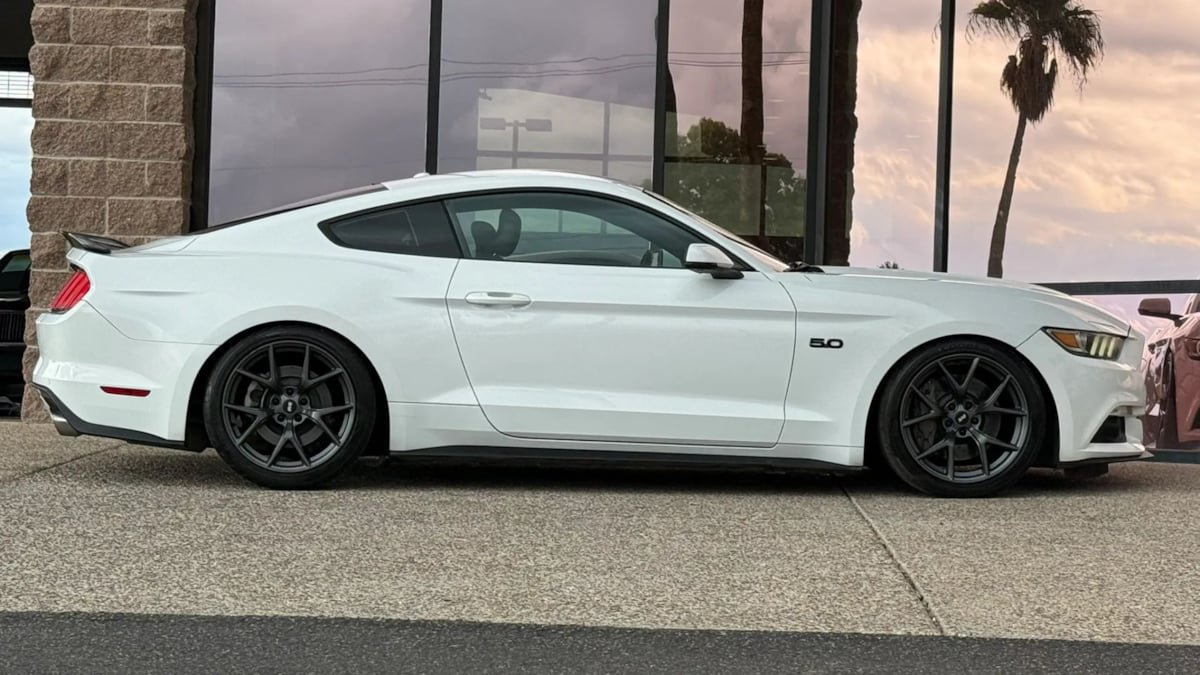 Used 2016 Ford Mustang GT Premium w/ Black Accent Package RWD image 15