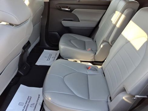 Used 2023 Toyota Highlander XLE FWD image 14