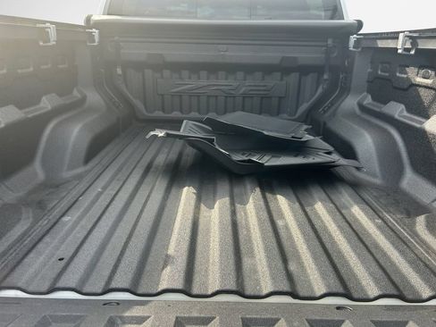 Used 2024 Chevrolet Colorado ZR2 w/ Technology Package AWD/4WD image 27