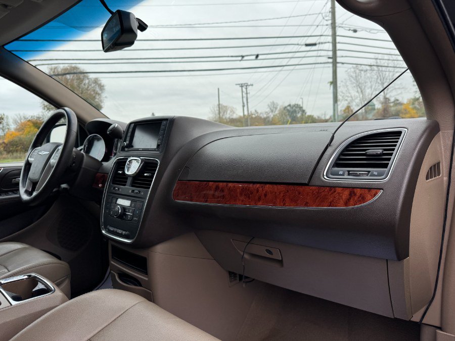 Used 2015 Chrysler Town & Country Touring w/ Driver Convenience Group FWD image 21