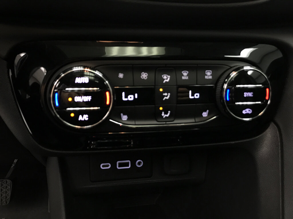 Used 2023 Buick Encore GX Essence w/ Experience Buick Package FWD image 12