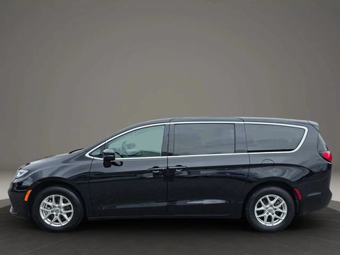 Used 2024 Chrysler Pacifica Touring-L FWD image 2