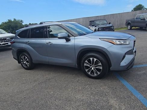 Used 2020 Toyota Highlander XLE AWD/4WD image 21